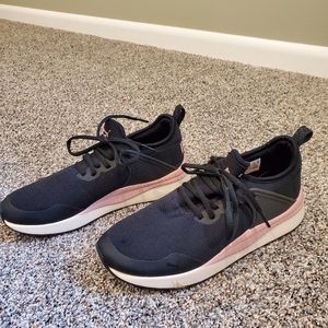 Womens Puma Smeakers 7.5
